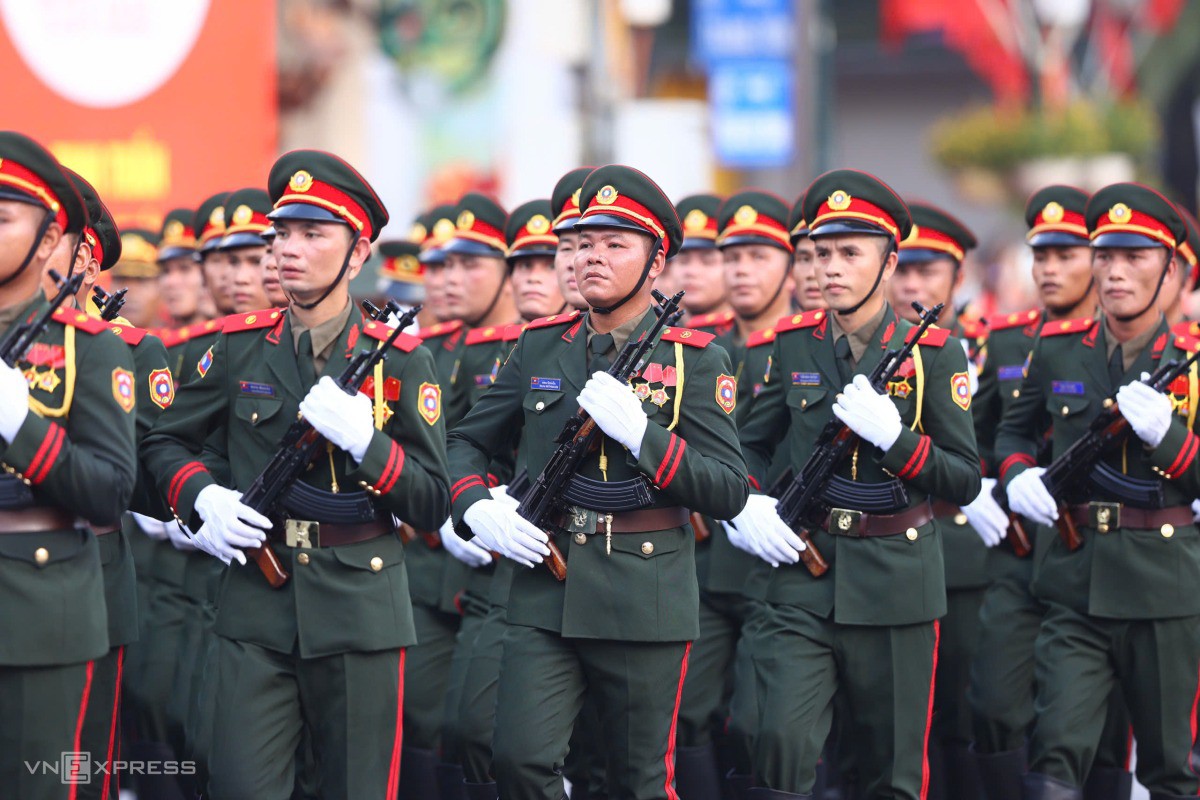 Khối quân đội Lào. Ảnh: Quỳnh Trần