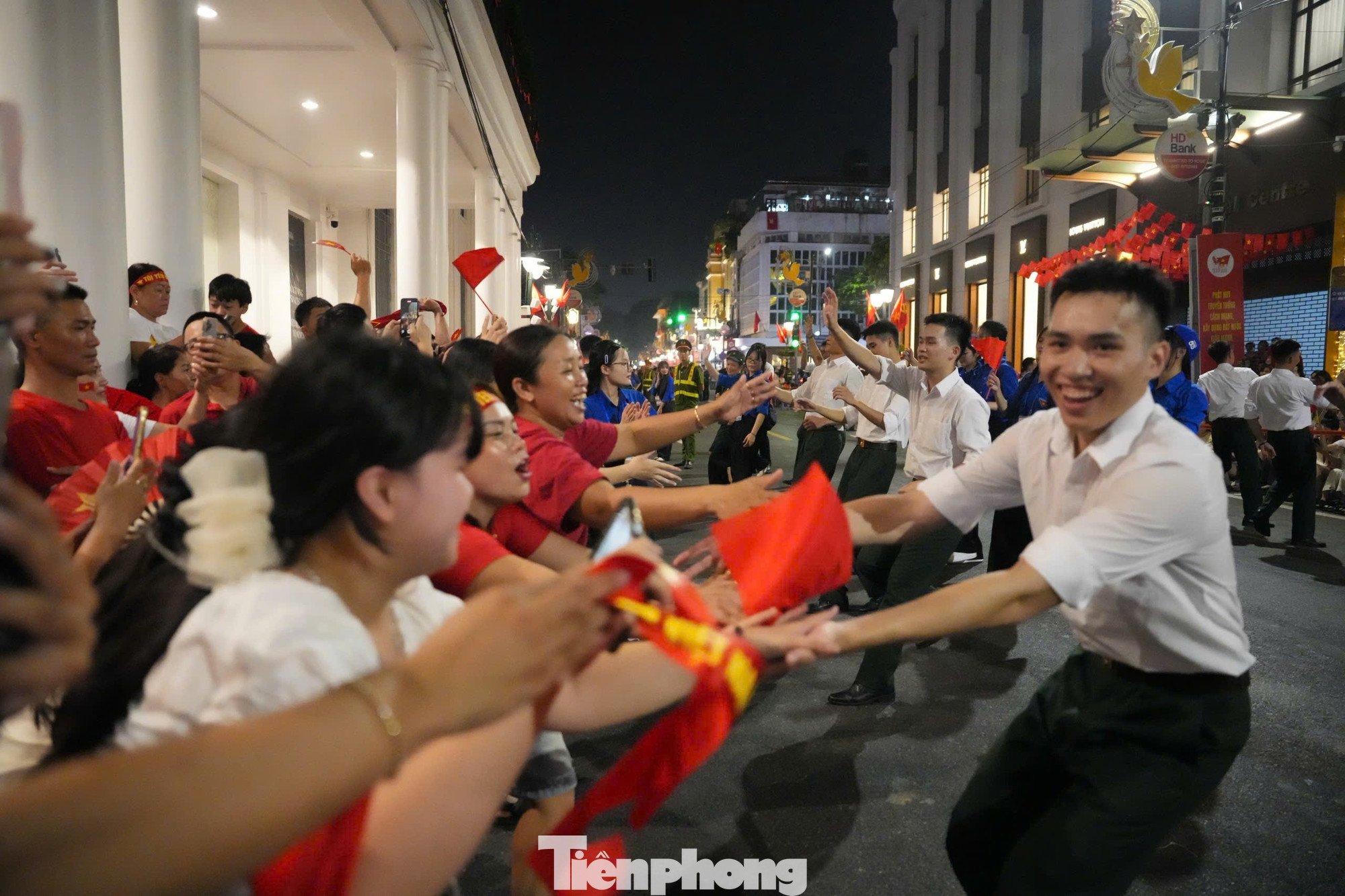 Toàn cảnh Hà Nội đêm không ngủ - 36