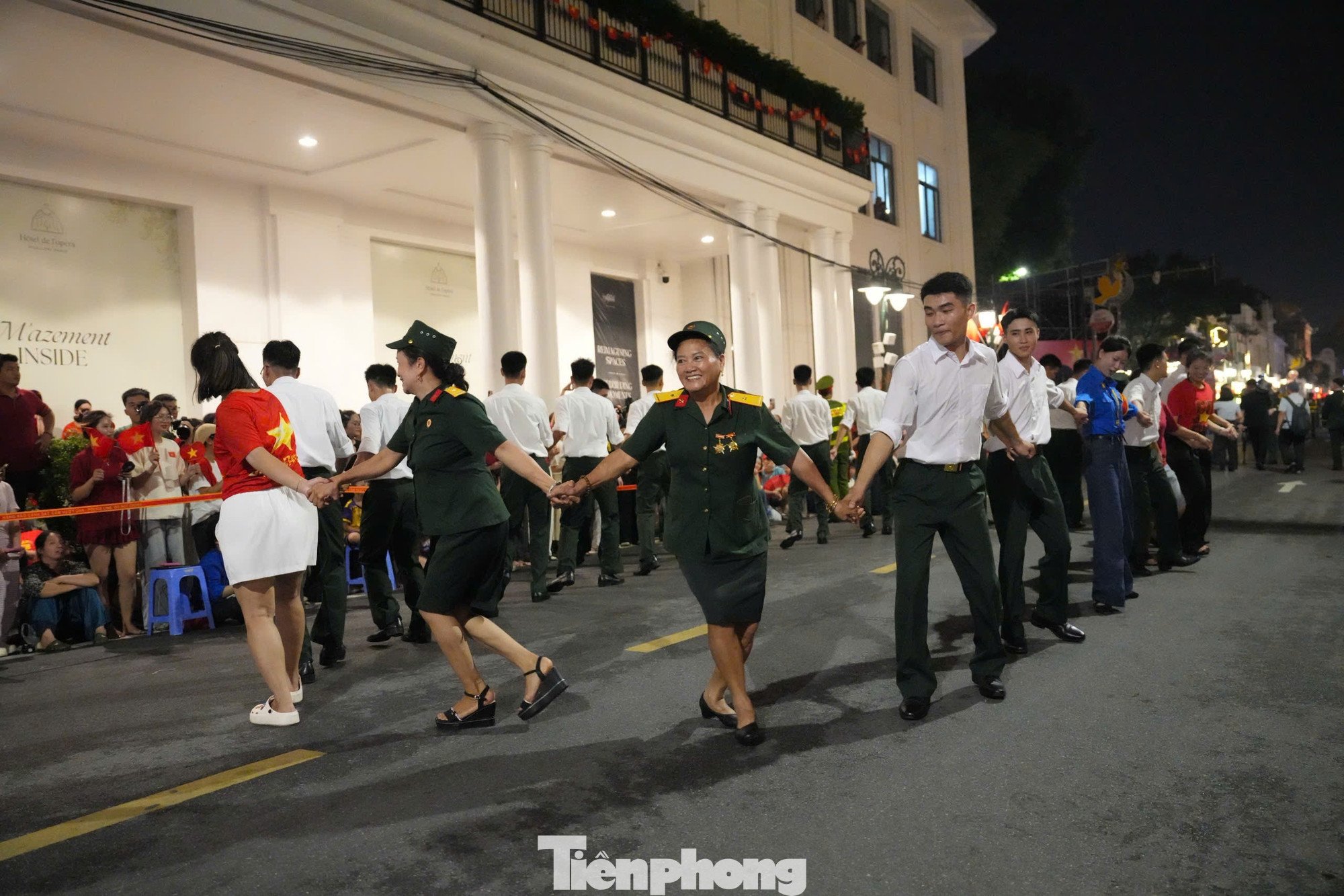 Toàn cảnh Hà Nội đêm không ngủ - 37