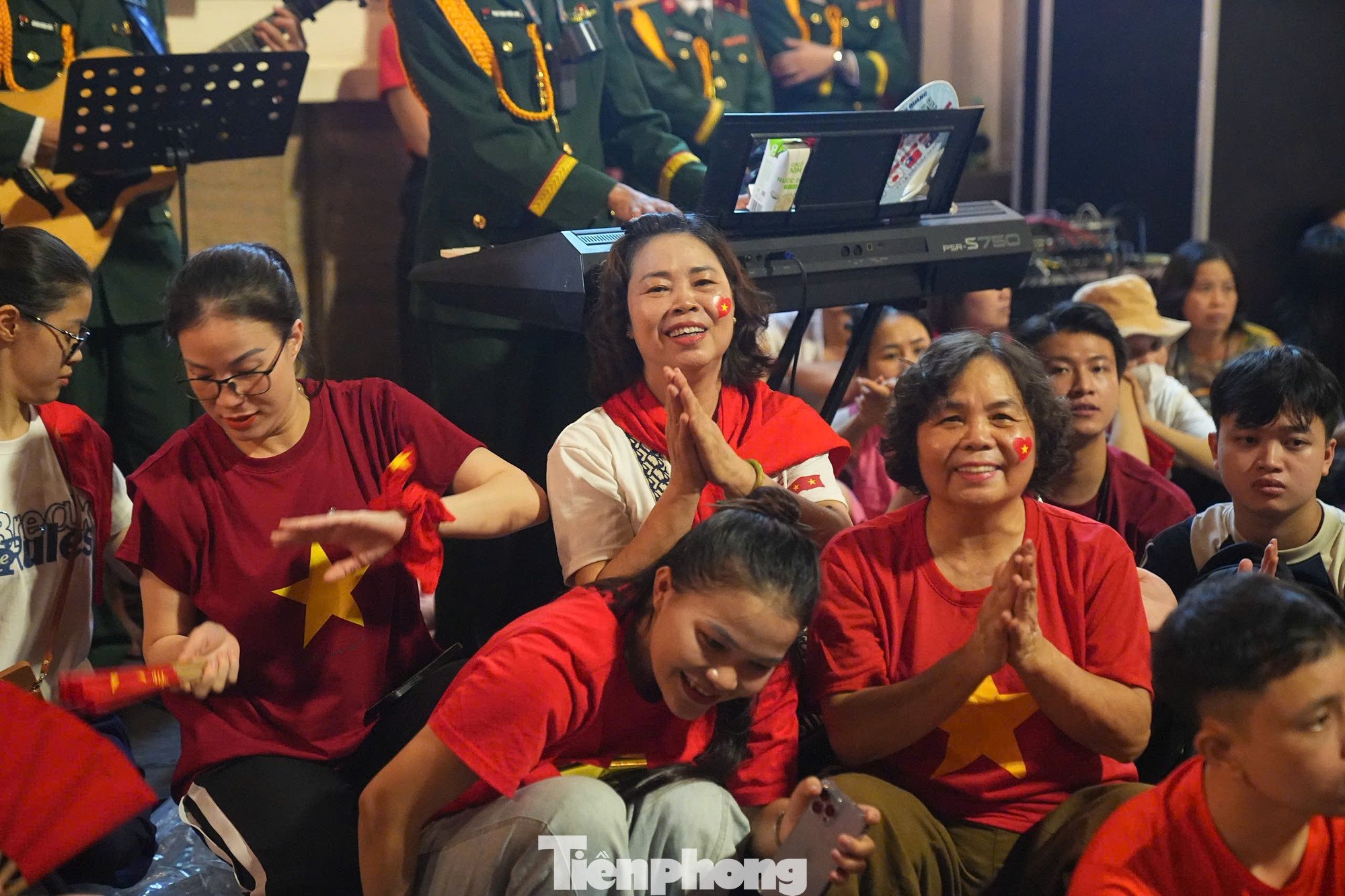 Toàn cảnh Hà Nội đêm không ngủ - 39