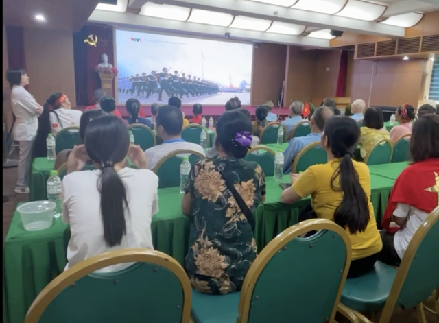 Tại hội trường bệnh viện, người dân xem trực tiếp đại lễ A80 qua màn hình lớn