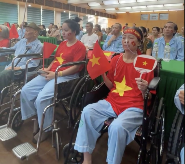 Nhiều người bệnh đã cố gắng ngồi xe lăn để xem trực tiếp lễ diễu binh, diễu hành