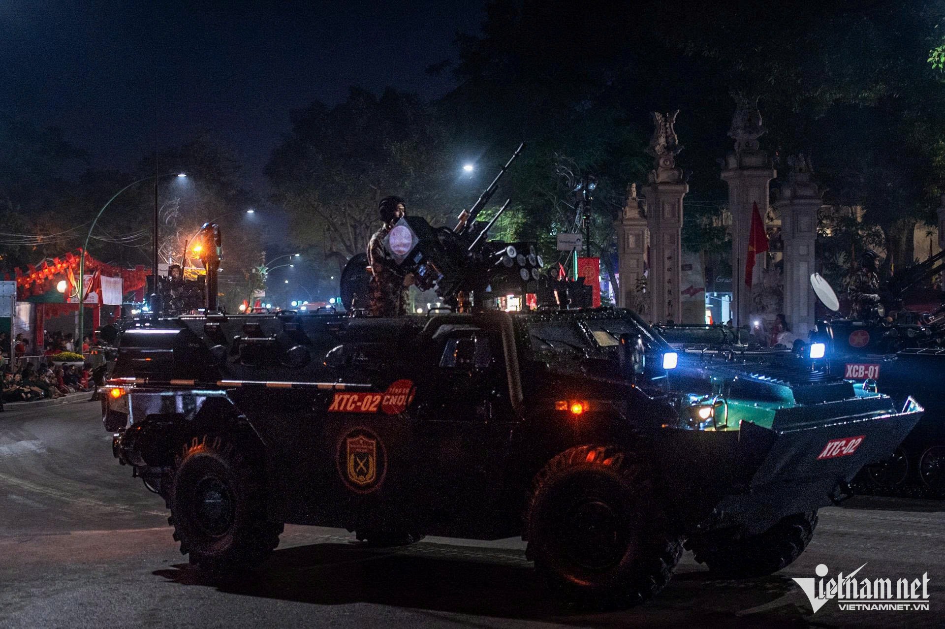 Xe thiết giáp chở quân chiến đấu XTC-02 - đây là loại dòng xe hiện đại do Tổng cục Công nghiệp Quốc phòng sản xuất, không chỉ là một phương tiện chiến đấu cơ động, đa nhiệm mà còn thể hiện trình độ làm chủ công nghệ quốc phòng của nước ta. XTC-02 thuộc dòng xe thiết giáp bánh lốp (APC), có kết cấu thân vỏ bọc giáp chắc chắn, khoang chở quân riêng biệt, phù hợp với điều kiện địa hình Việt Nam. Ảnh: Thế Bằng