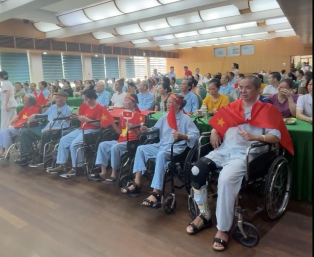 Bệnh nhân, người nhà và nhân viên y tế hào hứng xem trực tiếp lễ diễu binh qua màn hình truyền hình