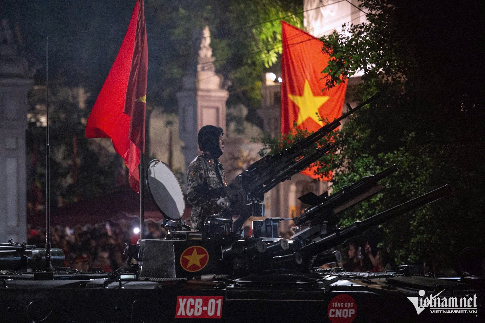 Đi cùng XTC-02 là xe chiến đấu bộ binh XCB-01 có 1 kíp lái gồm 3 người: 1 người lái xe, 1 trưởng xe và 1 pháo thủ để điều khiển các hỏa lực của xe. Xe còn chở thêm 8 chiến sĩ bộ binh với trang thiết bị đầy đủ. Các chiến sĩ bộ binh khi được chở trên xe có thể cùng kíp lái của xe tăng cường hỏa lực để áp chế địch qua các hệ thống được cấp cho chiến sĩ bộ binh. Ảnh: Thế Bằng