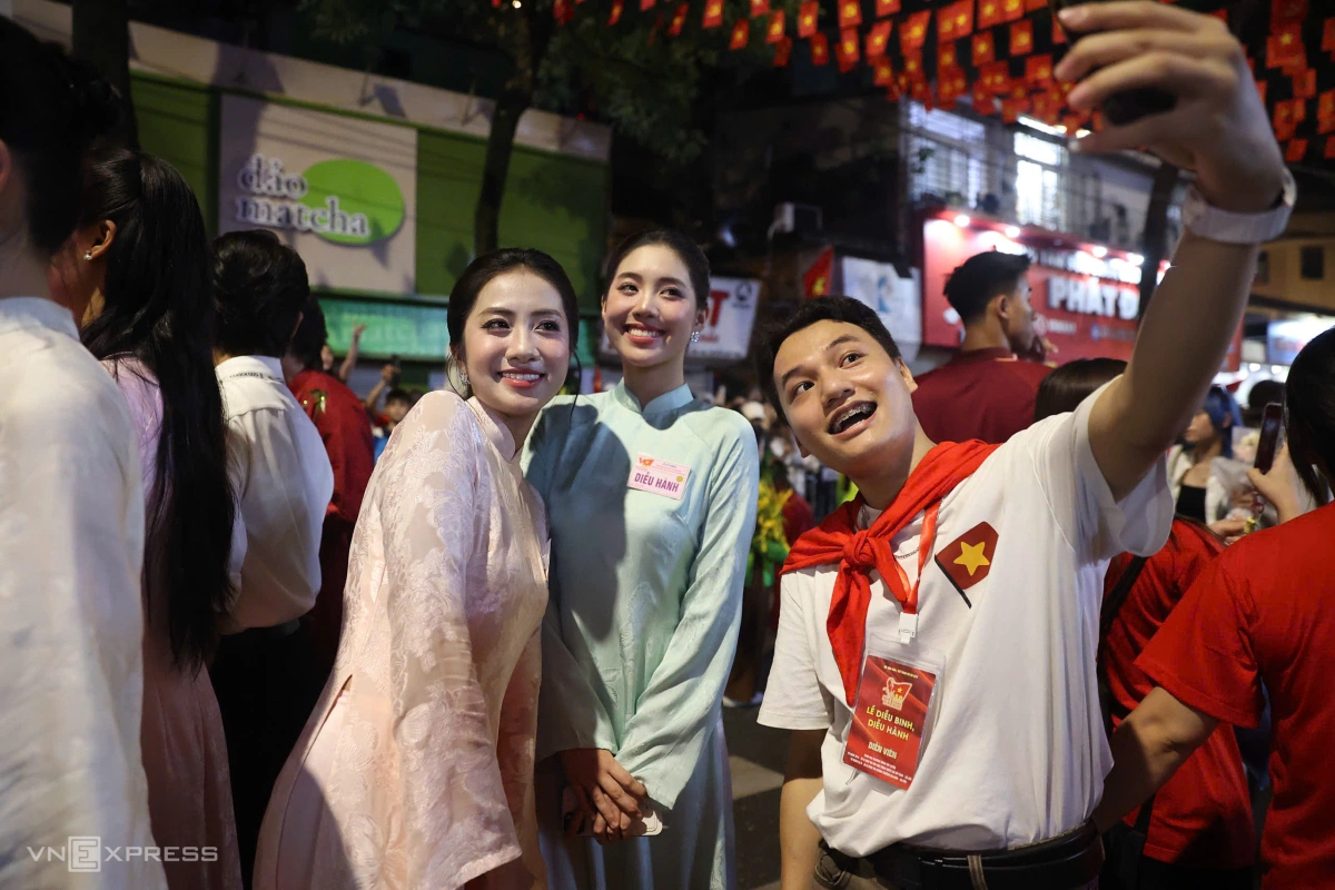 Hoa hậu Việt Nam 2025 Hà Trúc Linh (trái) chụp ảnh với các người đẹp khác tham gia diễu hành. Ảnh:&nbsp;Quỳnh Trần
