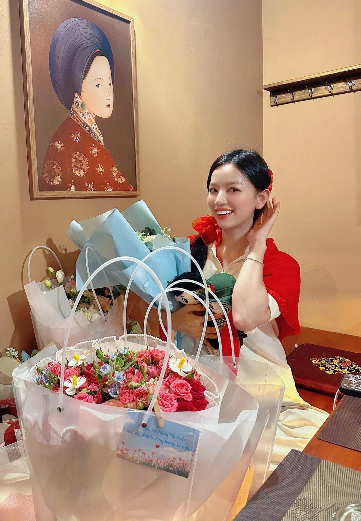 Sinh ngày 31/8/1995, Hạ Anh vừa tròn 30 tuổi đúng dịp cả nước hướng đến Đại lễ. Cô được đoàn làm phim và khán giả chúc mừng sinh nhật, tặng nhiều món quà ý nghĩa trong chuyến cinetour.