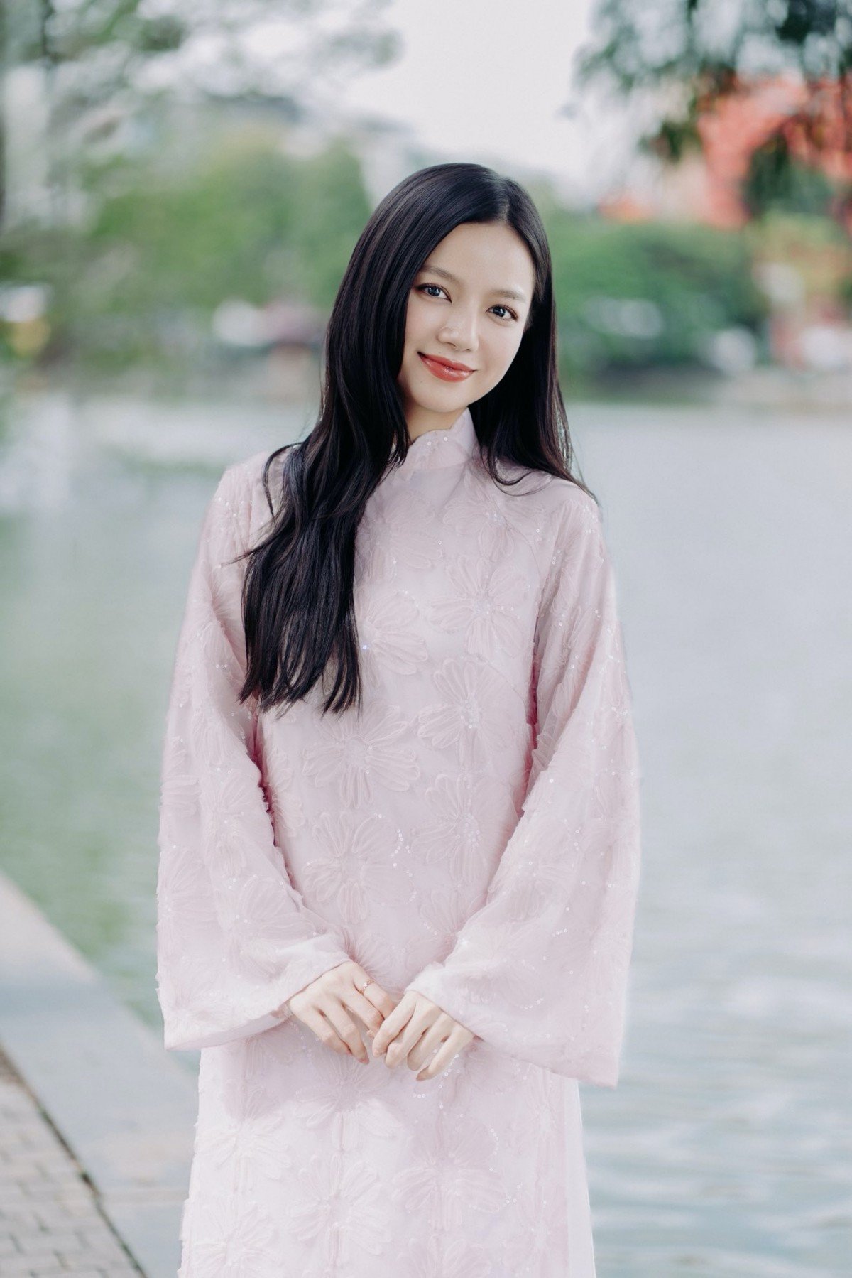 Với gương mặt thanh tú, trong trẻo, vóc dáng nhỏ nhắn 1m63, Hạ Anh được kỳ vọng trở thành “nàng thơ thế hệ mới” của màn ảnh Việt. Tuy nhiên, nữ diễn viên cho biết bản thân không muốn bị đóng khung trong hình ảnh nữ tính hiền lành mà luôn mong được thử sức ở những vai diễn đa dạng hơn.