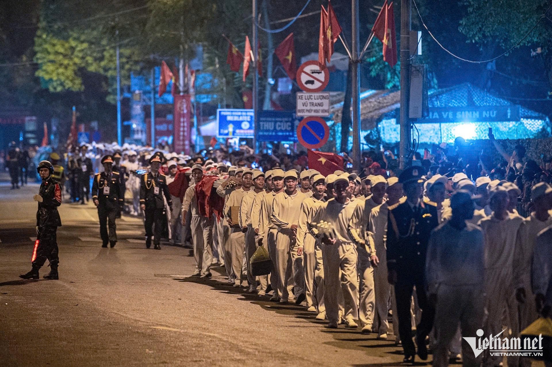 Khối hồng kỳ. Ảnh: Thế Bằng