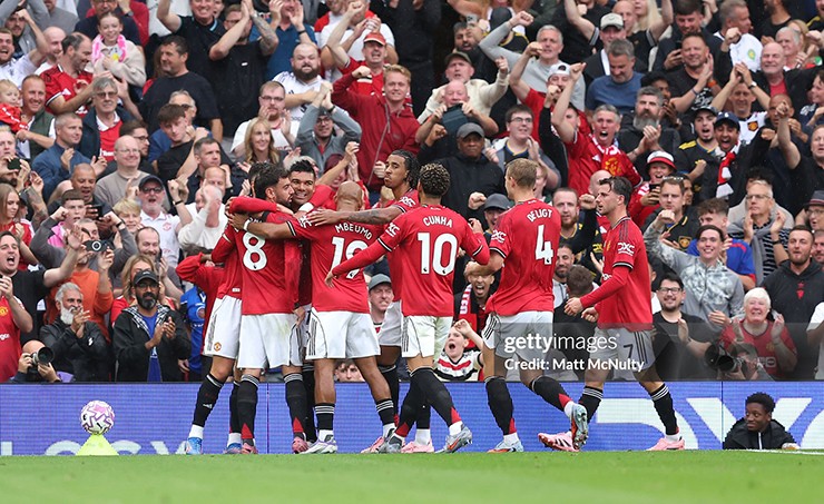 Old Trafford vỡ òa sau bàn thắng của Bruno Fernandes