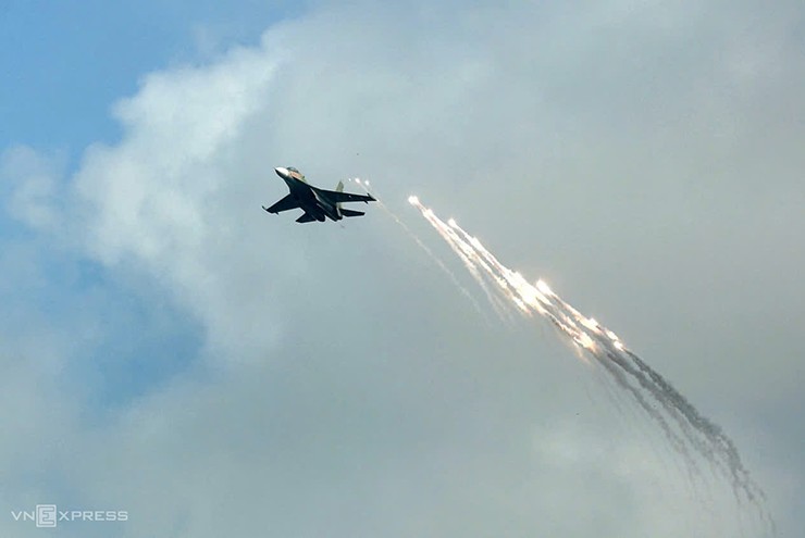 Su-30MK2 thả bẫy nhiệt trên Ba Đình - 6