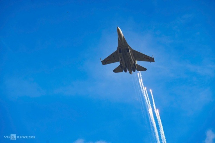 Su-30MK2 thả bẫy nhiệt trên Ba Đình - 5