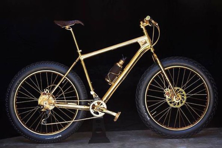 1. Xe đạp 24K Gold Extreme Mountain Bike có phong cách kiểu xe đạp đa địa hình, giá xe ước chừng khoảng 1 triệu đô la (26,3 tỷ đồng), được thiết kế với những thành phần bằng vàng thật 24K hoặc mạ vàng. Bên cạnh đó yên ngồi xe được bọc da cá sấu, và trên xe được đính 600 viên kim cương đen và 500 hột đá sapphire đắt tiền.