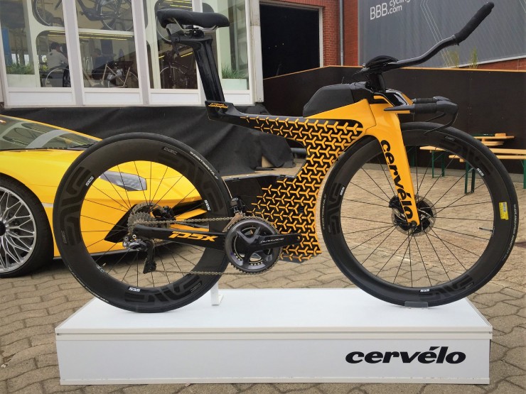10. Lamborghini X Cervelo P5X Lamborghini Edition Bike có giá niêm yết 20.000 đô la (569,8 triệu đồng), là sản phẩm hợp tác của Lamborghini với Cervelo. Xe có số lượng độc quyền, chỉ sản xuất 25 chiếc trên toàn thế giới. Với thiết kế tối giản, khung chữ Y màu đen – vàng và khả năng khí động học vượt trội, xe mang đến hiệu suất ấn tượng và độ ổn định cao. Nhìn bề ngoài, nó giống như phiên bản xe đạp thu nhỏ của Bumblebee – mạnh mẽ và nổi bật.