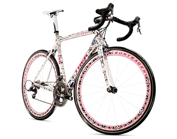 2. Trek Madone Butterfly do Damien Hirst thiết kế gây chú ý khi sử dụng cánh bướm thật, từng khiến tổ chức bảo vệ động vật PETA phản đối. Với thiết kế độc đáo màu hồng tím, chiếc xe từng được Lance Armstrong sử dụng tại Tour de France 2009. Xe có giá 500.000 đô la (13,17 tỷ đồng) và toàn bộ lợi nhuận đã được quyên góp cho quỹ từ thiện ung thư của Sotheby’s.