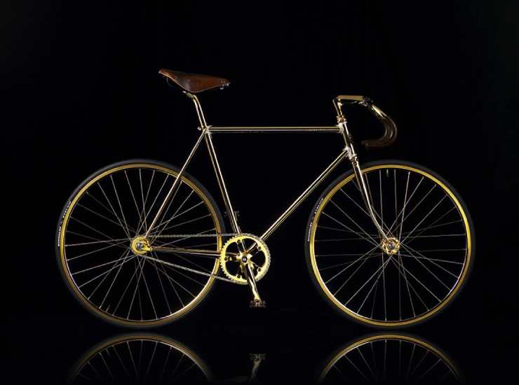6. Aurumania Gold Bike Crystal Edition có giá niêm yết 114.000 đô la (3 tỷ đồng). Phiên bản giới hạn của xe có khung mạ vàng siêu nhẹ và thiết kế tối giản nhưng sang trọng. Phiên bản pha lê được đính kim cương và đá quý, thủ công tỉ mỉ với yên da và tay lái may liền. Đây là tác phẩm xa hoa dành cho những người sành điệu thực sự.