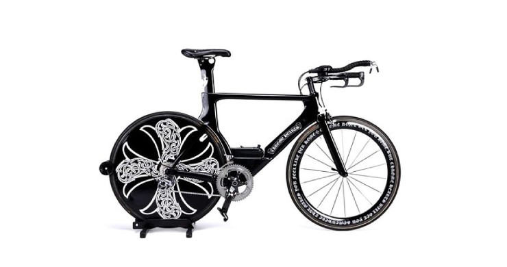 8. Chrome Hearts X Cervelo Mountain Bike có giá niêm yết 60.000 đô la (1,58 tỷ đồng), gây ấn tượng với thiết kế gothic màu đen carbon và họa tiết trái tim, đá quý độc quyền. Với vẻ ngoài sang trọng như một tác phẩm nghệ thuật, xe được xem là món đồ trưng bày hơn là để sử dụng hàng ngày. Mức giá cao ngất ngưởng khiến nó trở thành lựa chọn dành riêng cho các nhà sưu tập siêu giàu.