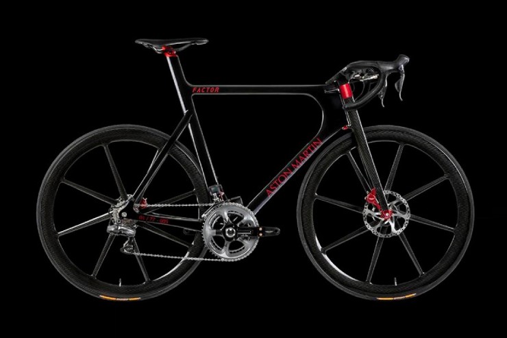 9. Aston Martin Limited Edition One-77 Factor Cycle có giá niêm yết 39.000 đô la (1,027 tỷ đồng), là kết quả hợp tác giữa thương hiệu xe thể thao nổi tiếng và Factor Bikes, hướng đến giới đam mê xe đạp cao cấp. Xe sở hữu khung sợi carbon sang trọng, tích hợp cảm biến, hệ thống khí động học và công nghệ tiên tiến. Ngoài hiệu suất ấn tượng, xe còn hỗ trợ Wi-Fi và Bluetooth, mang lại trải nghiệm hiện đại và tiện nghi.