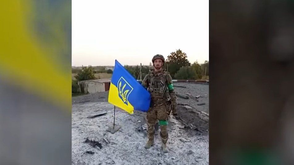 Binh sĩ Ukraine cắm cờ ở làng Udachne, cách Pokrovsk khoảng 10 km về phía tây. Ảnh: Euromaidan Press.