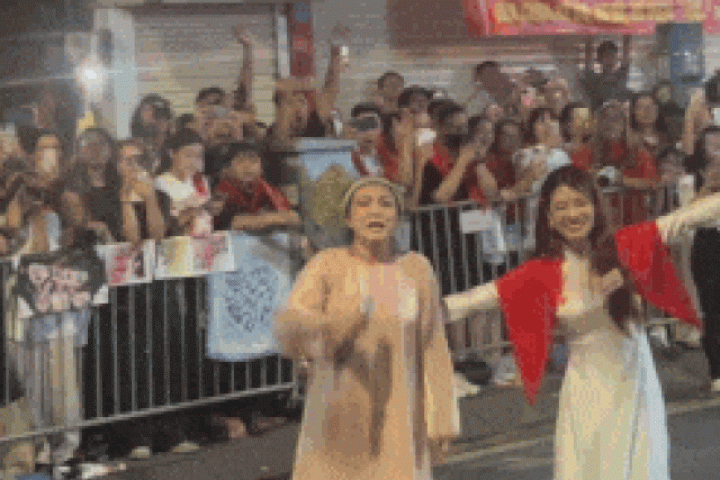 Giải trí - Người dân hát suốt đêm với Phương Thanh và khối nghệ sĩ ở phố Quán Thánh