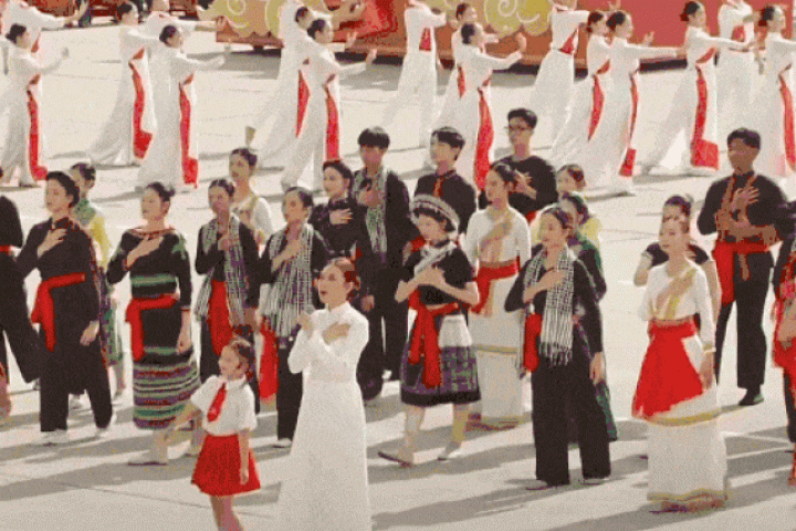 Giải trí - Bé gái 7 tuổi, Mỹ Tâm và 80 nghệ sĩ hát kết màn lễ diễu binh, diễu hành 2/9