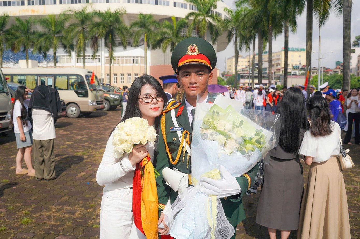 Màn cầu hôn lãng mạn của anh Nhanh tại sân vận động Quần Ngựa trước khi cùng đoàn trở về đơn vị.