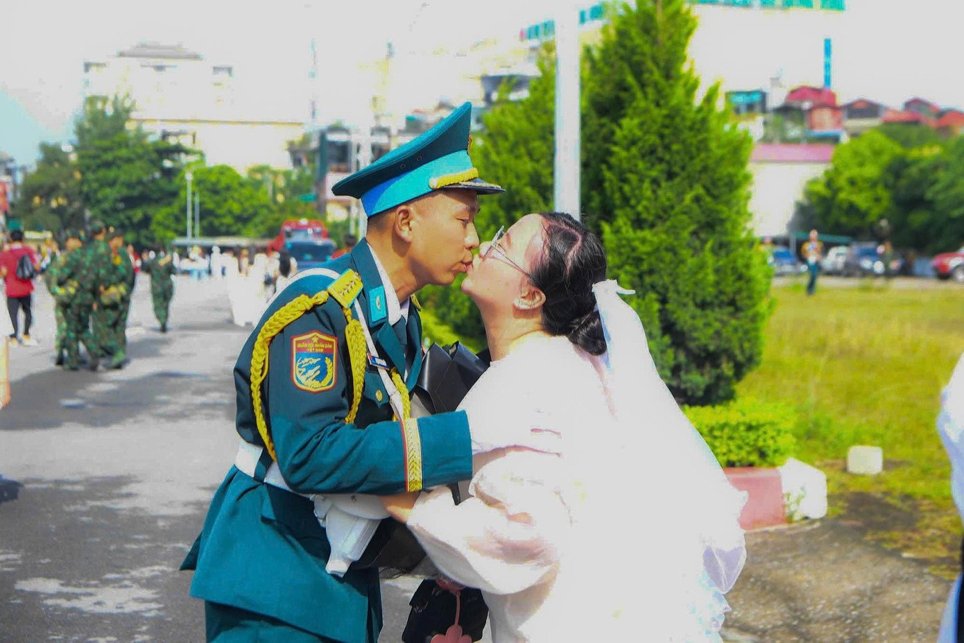 Nụ hôn ngọt ngào, minh chứng cho tình cảm của đôi trẻ khiến nhiều người ngưỡng mộ.