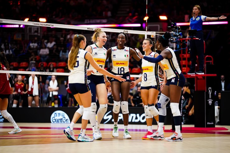 Paola Egonu (số 18) là mũi công đáng sợ nhất của tuyển Ý