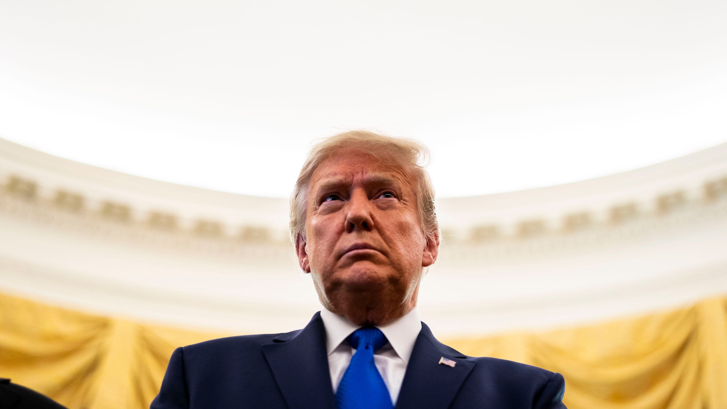Đồng tiền số của ông Trump lao dốc ngay ngày giao dịch đầu tiên - 1