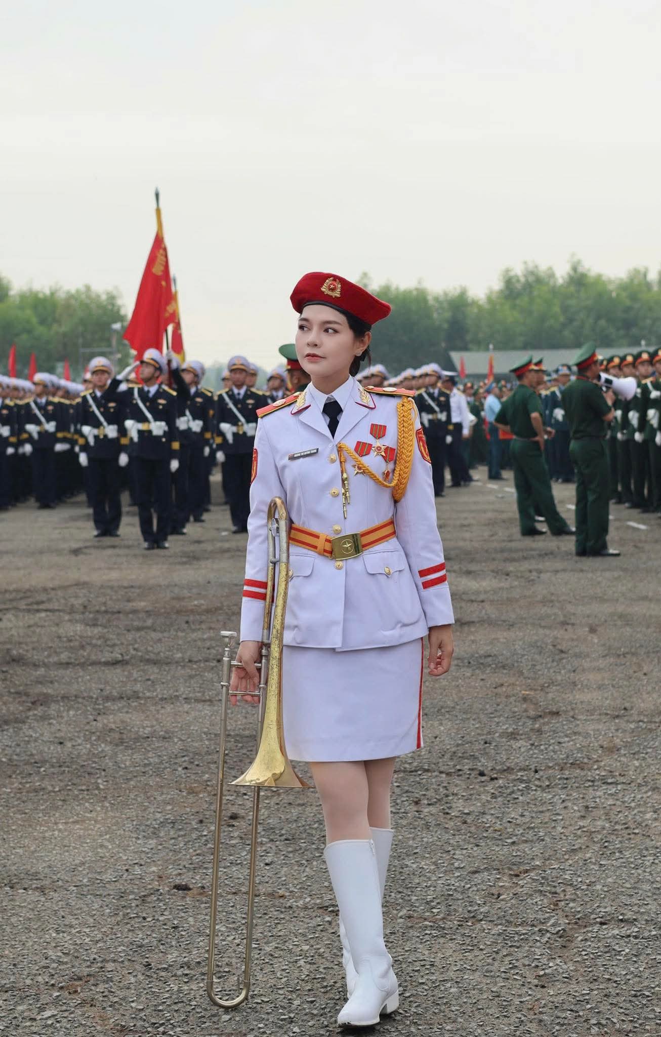 Nữ thượng úy khối Quân nhạc 