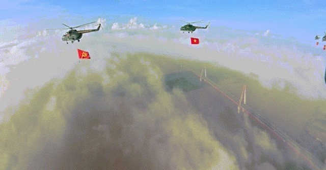 Cùng biên đội trực thăng vượt mây bay trên Quản...