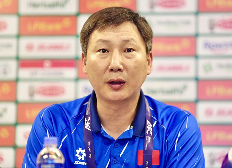 HLV Kim Sang Sik tham dự họp báo chiều ngày 2/9