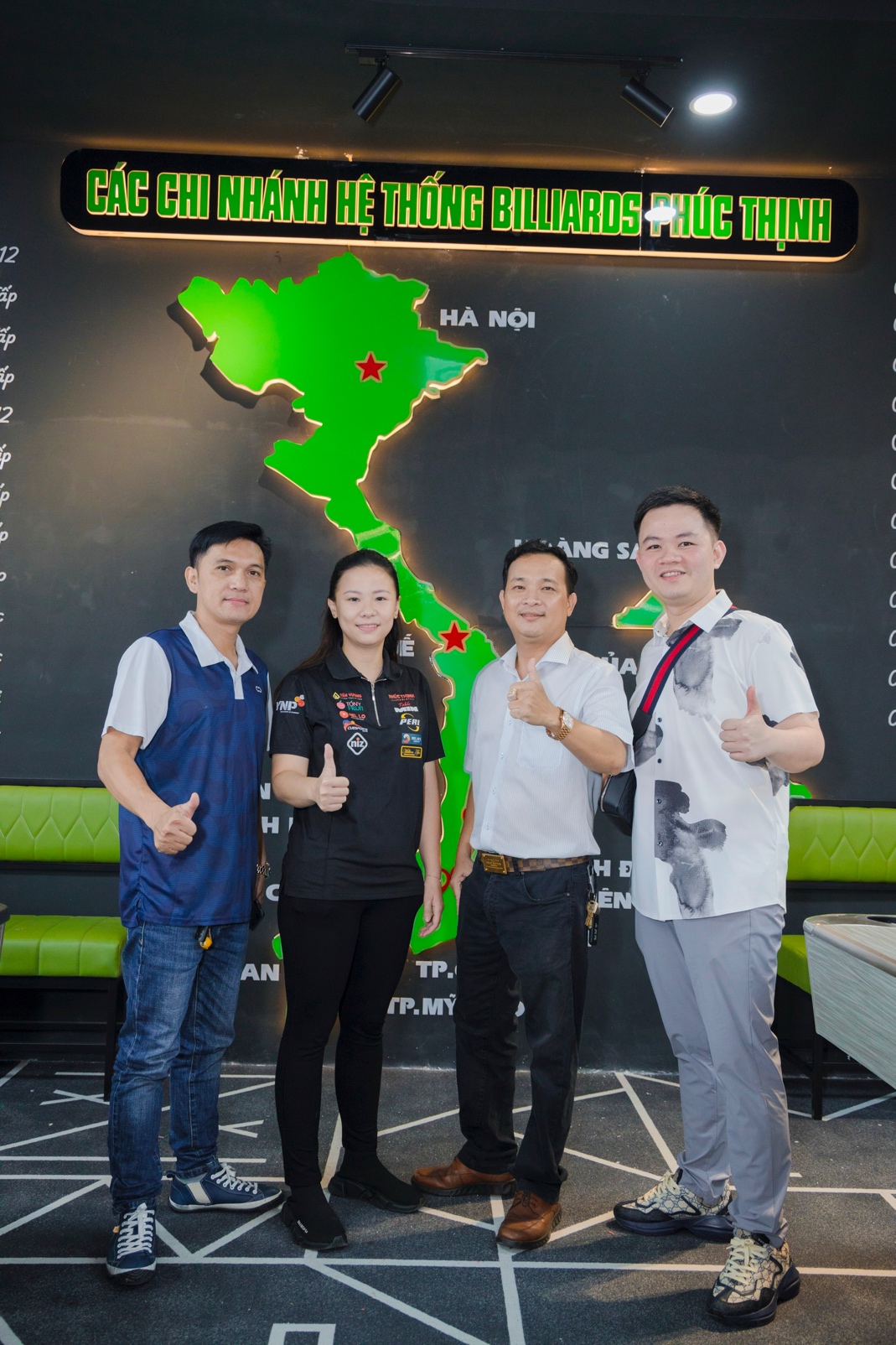 Ông Lương Khắc Tâm (áo sơ mi trắng) - Nhà sáng lập thương hiệu Billiards Phúc Thịnh cùng các đại diện