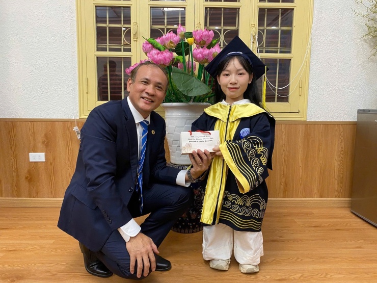 GS Nguyễn Trung Việt, Hiệu trưởng Trường Đại học Thủy lợi tặng quà cho Phương. Ảnh: NTCC