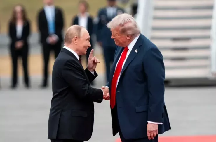Tổng thống Mỹ Donald Trump (phải) và Tổng thống Nga Vladimir Putin chào nhau tại Căn cứ Liên hợp Elmendorf-Richardson (bang Alaska, Mỹ) hôm 15-8. Ảnh: THE NEW YORK TIMES