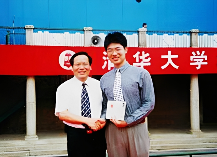 Dù tốt nghiệp Đại học Thanh Hoa với thành tích xuất sắc nhưng Thích Kha lại thiếu những kỹ năng cơ bản để thích nghi với đời sống thực tế, dẫn đến loạt bi kịch. Ảnh: Baidu