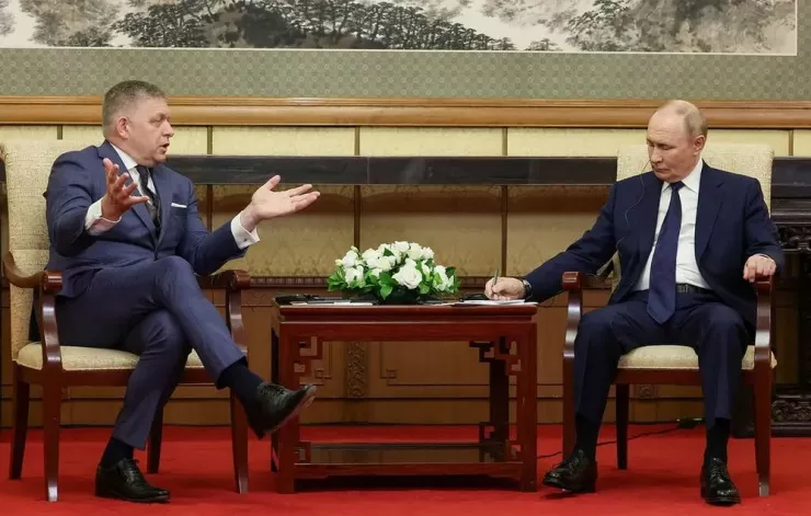 Tổng thống Nga Vladimir Putin (trái) hội đàm với Thủ tướng Slovakia Robert Fico tại Bắc Kinh (thủ đô Trung Quốc) ngày 2-9. Ảnh: TASS