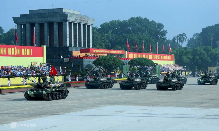 Khối xe tăng tiến qua lễ đài. Video: VTV