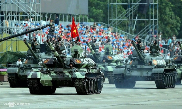 Phía sau xe tăng T-54B cải tiến là những chiếc T-55.