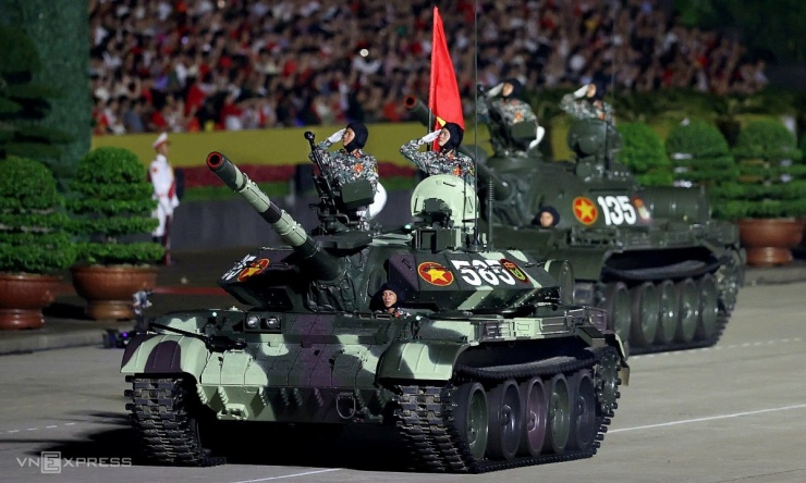 Đội hình tăng thiết giáp tham gia diễu binh - 2