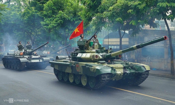 Xe tăng T-90SK, biến thể chỉ huy của xe tăng T-90S, dẫn dầu khối xe tăng T-90S và T-62.