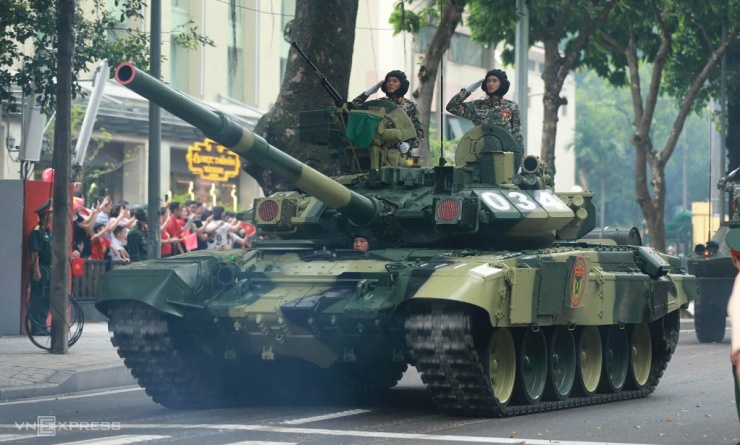Xe tăng T-90S di chuyển trên phố Nguyễn Tri Phương.