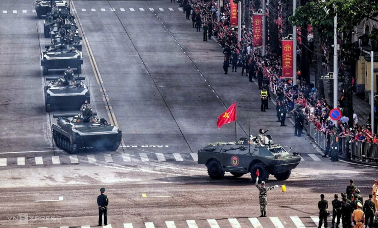 Xe trinh sát BRDM-2 (cắm cờ) dẫn đầu đội hình xe chiến đấu bộ binh, phía sau là những chiếc BMP-1 và BMP-2.