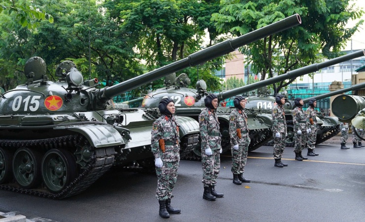 Chiến sĩ tăng thiết giáp đứng trước xe tăng T-62 trên đường Hùng Vương.