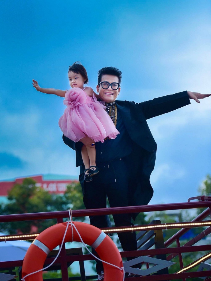Nam MC hạnh phúc bên con cháu, thấy mình ngày càng tươi mới.&nbsp;