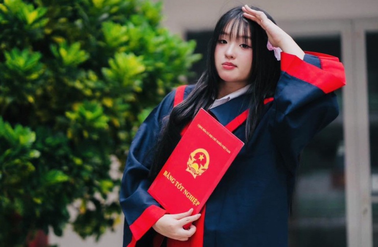 Hoàng Mập cho biết anh bất ngờ khi con gái báo tin đỗ Đại học Bách Khoa Hà Nội, ngành Tiếng Anh Khoa học Kỹ thuật và Công nghệ với số điểm 25.85 cho tổ hợp 3 môn Toán, Văn, tiếng Anh. Điểm chuẩn của ngành này được công bố là 24.30.