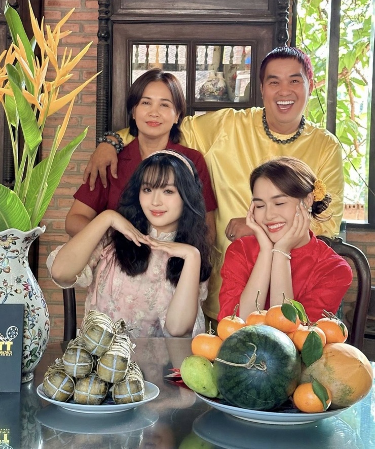 Vợ chồng Hoàng Mập bên hai cô con gái xinh xắn, học giỏi.