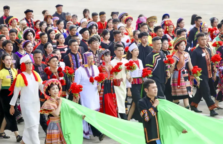 Những bước chân mạnh mẽ trong triệu triệu vòng tay Nhân dân ở ngày hội non sông A80 - 55