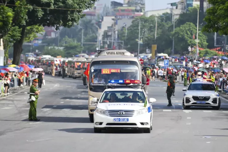 Những bước chân mạnh mẽ trong triệu triệu vòng tay Nhân dân ở ngày hội non sông A80 - 75