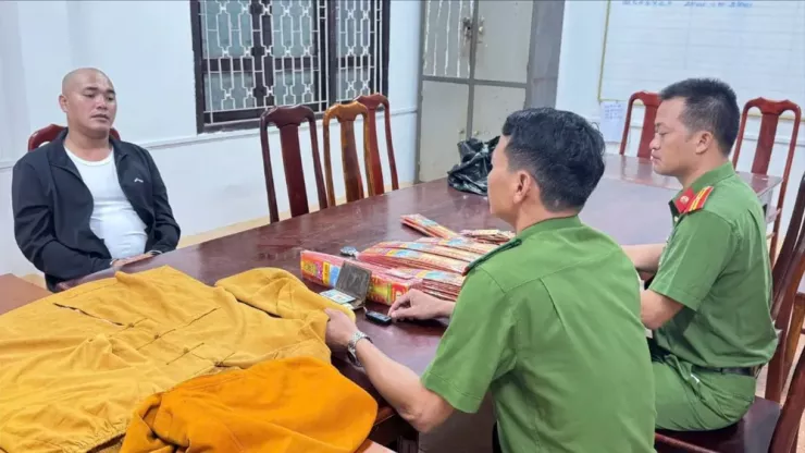 Nghi phạm Tấn tại cơ quan công an. Ảnh: C.A